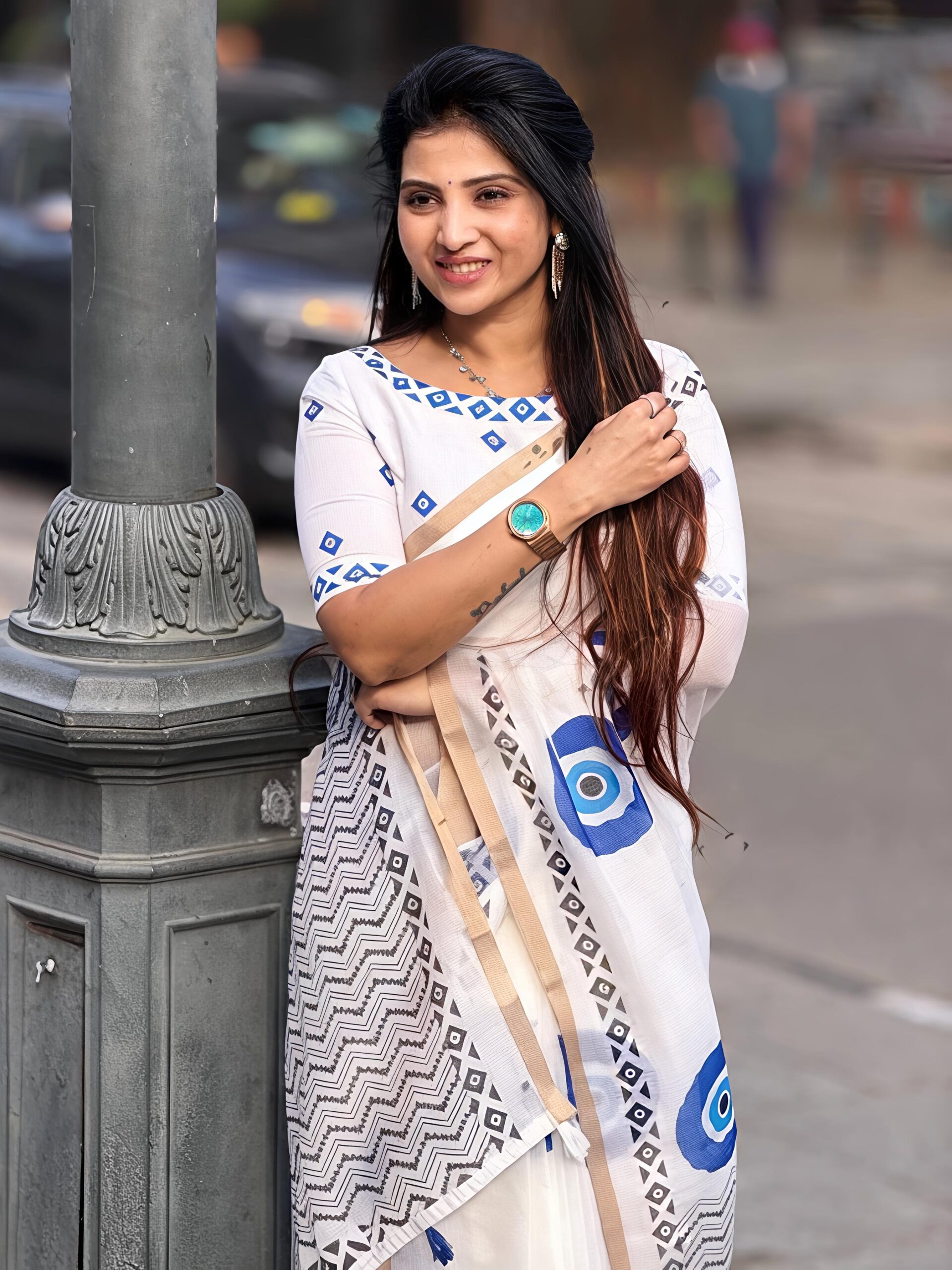 Heavy Linen Evil Eye Digital Print Saree with Gold Border - Image 5